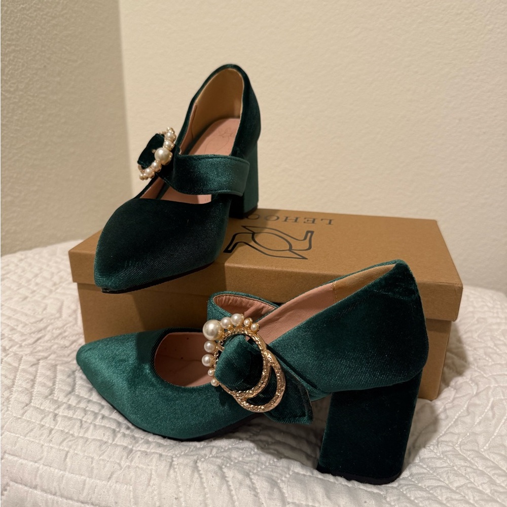 Elegant Green Velvet Women's Shoes with Pearl Accent